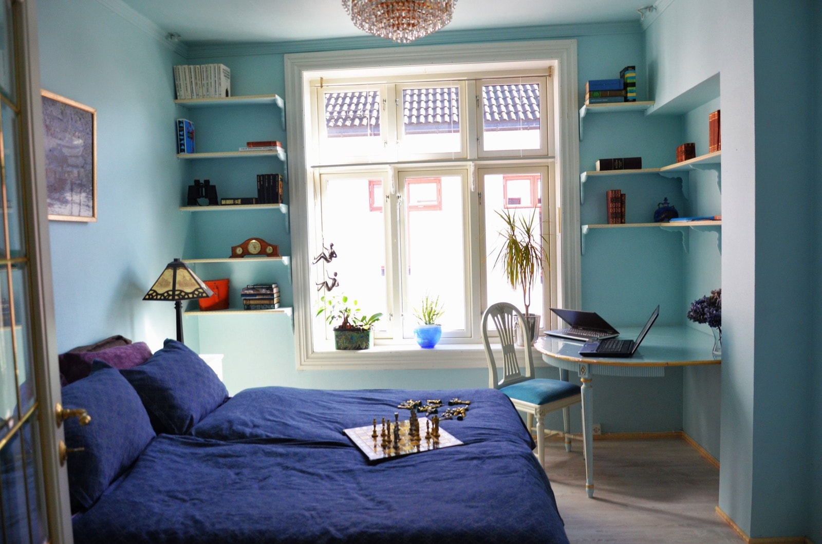 Det blå soverommet har nok plass for dobbeltseng og kontorbord. Galleribilde