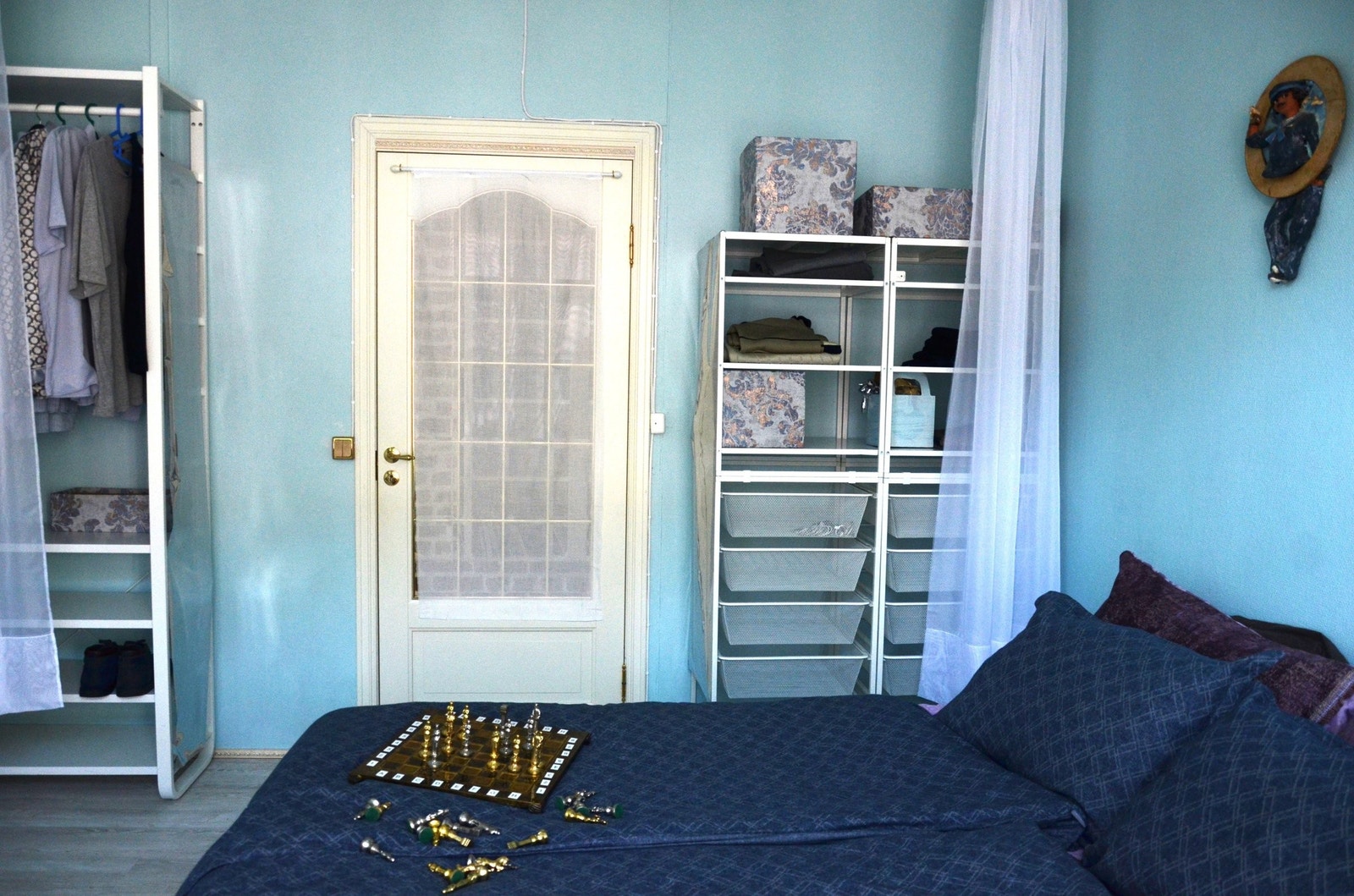 Det blå soverommet: bak forhenget finnes hyller for klær og gjenstander. Galleribilde