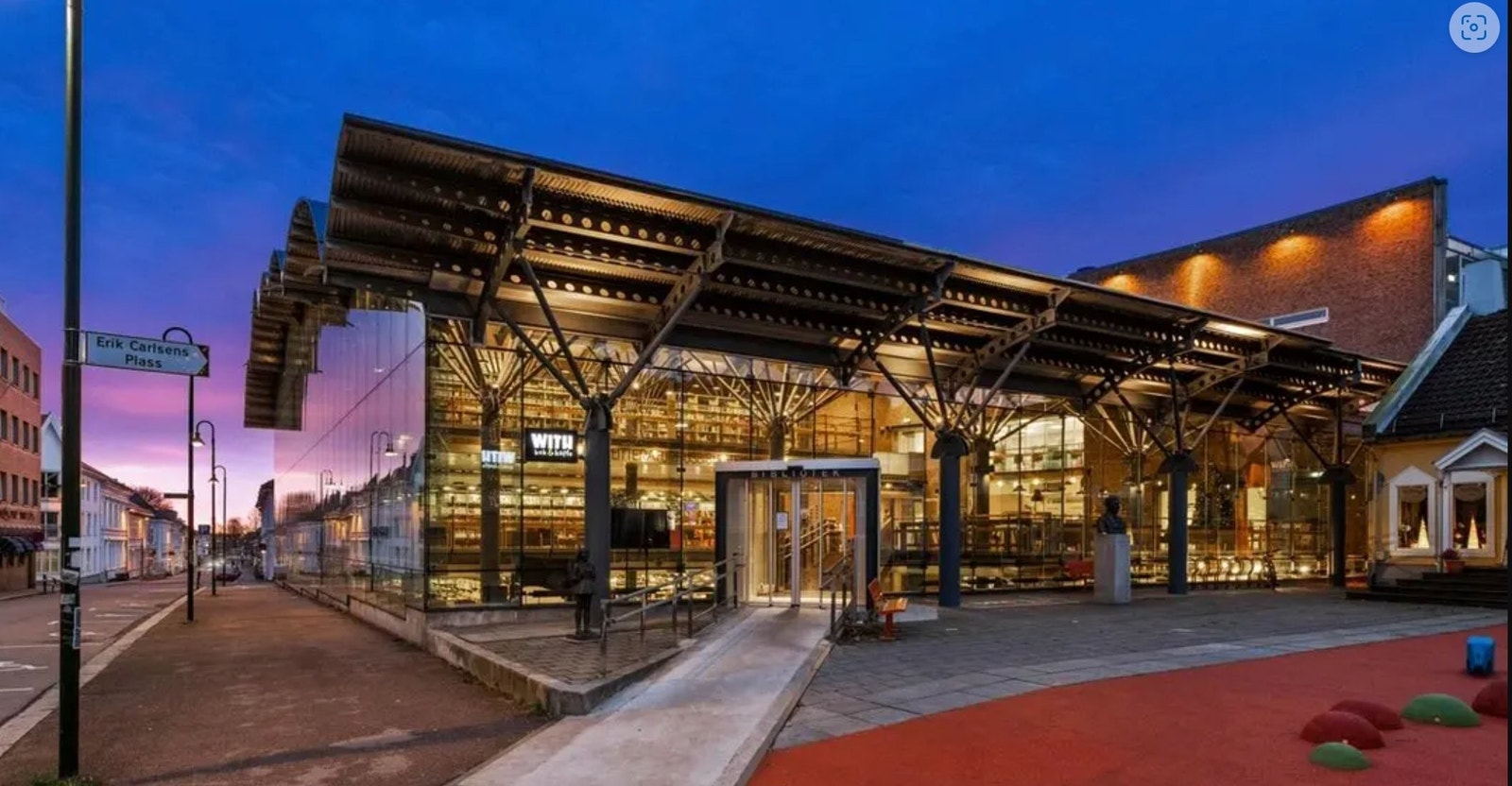 Tønsbergs ståll- glass konstruert bibliotek i nærheten. Galleribilde