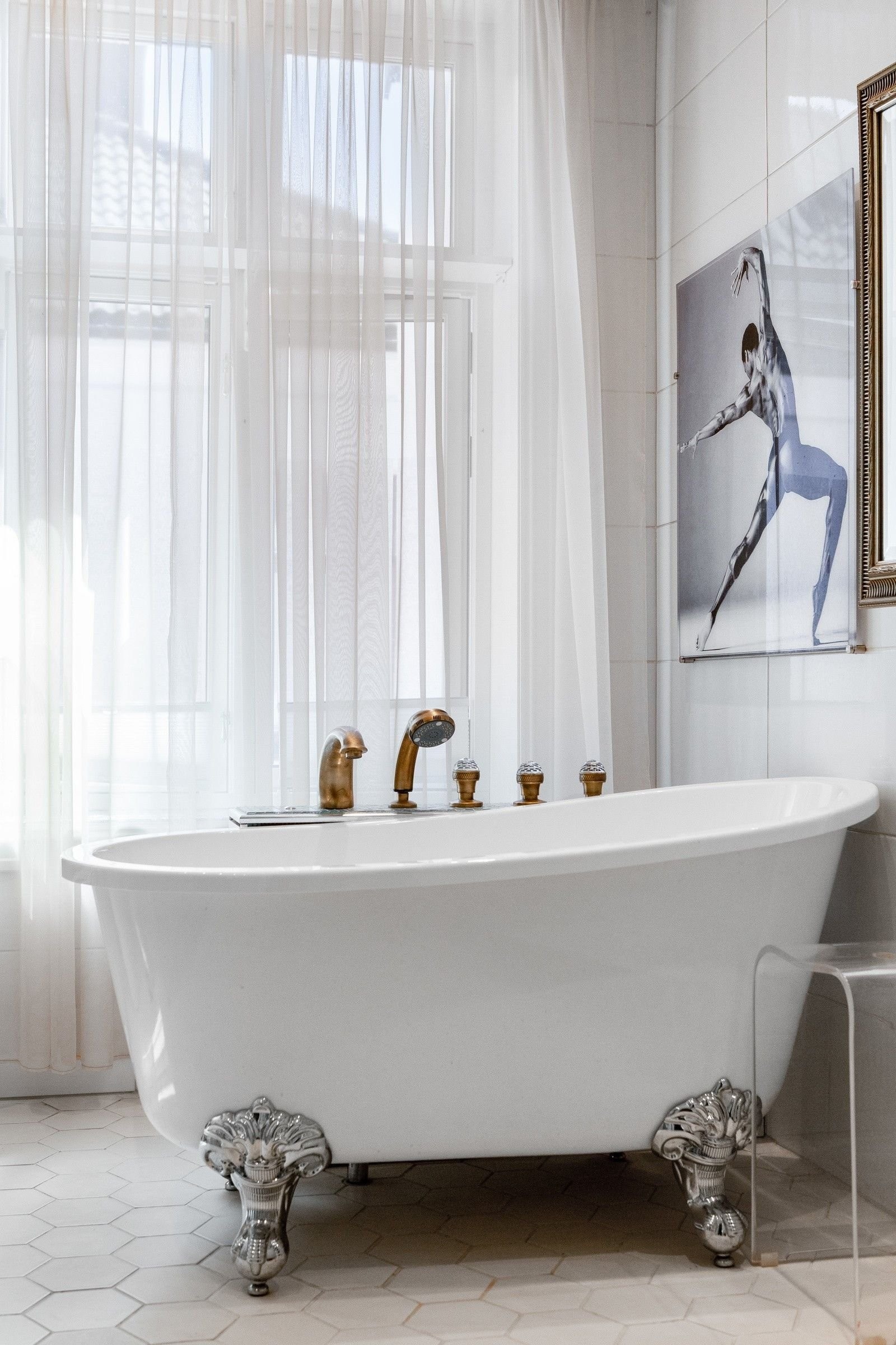 Baderommet har et stort vindu og et badekar. Galleribilde