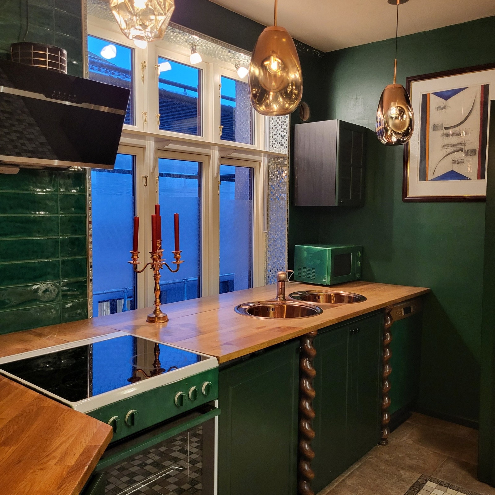 Allrom: Den utvidede kjøkkenbenken. Galleribilde