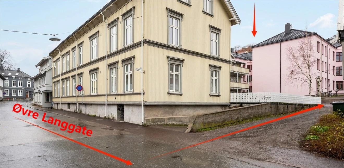 mellom bygninger 25F og 23B på Øvre Langgate på grusveien, du er i mål. Galleribilde