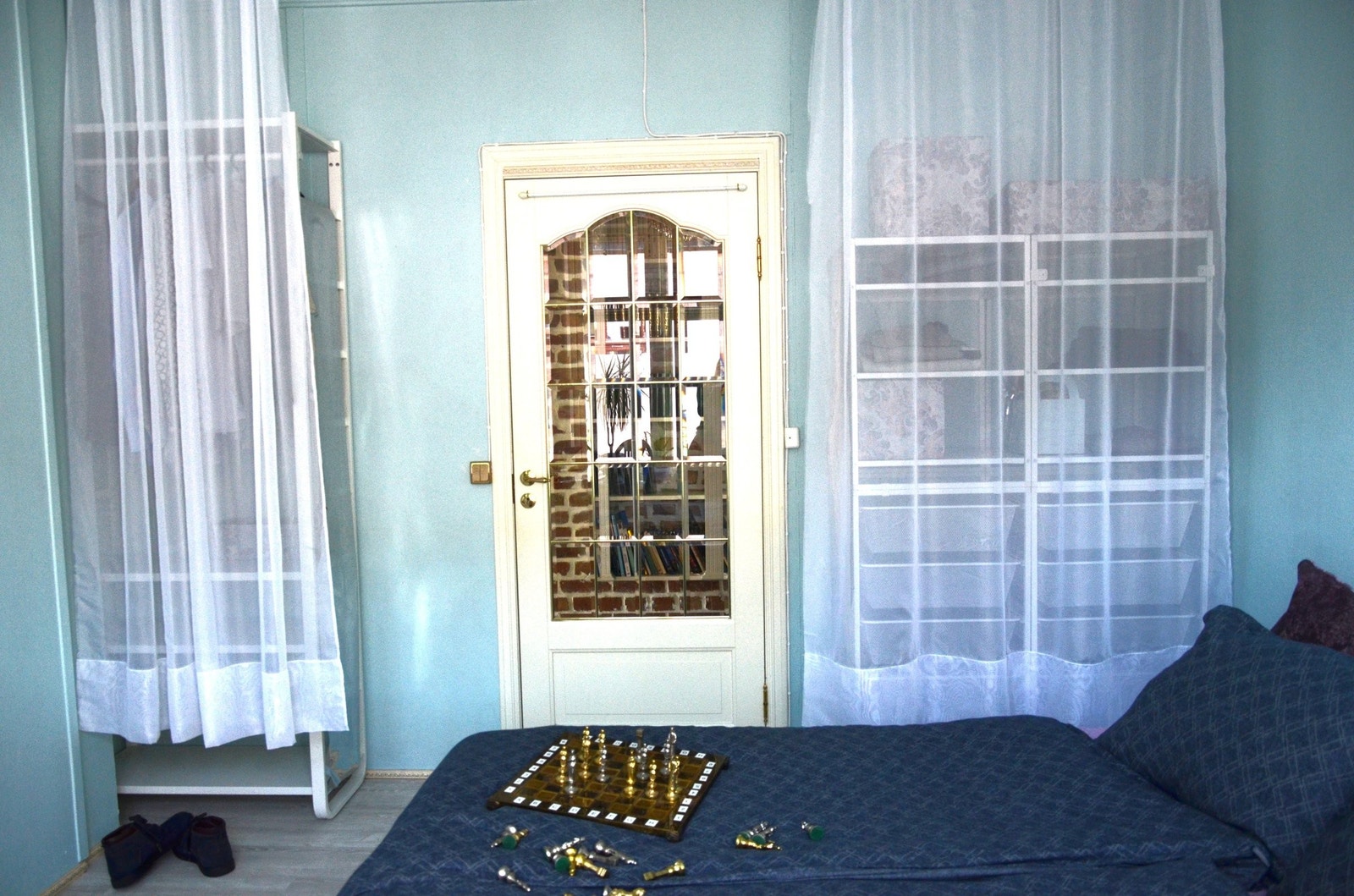 Det blå soverommet har en glassdør fra gangen. Galleribilde