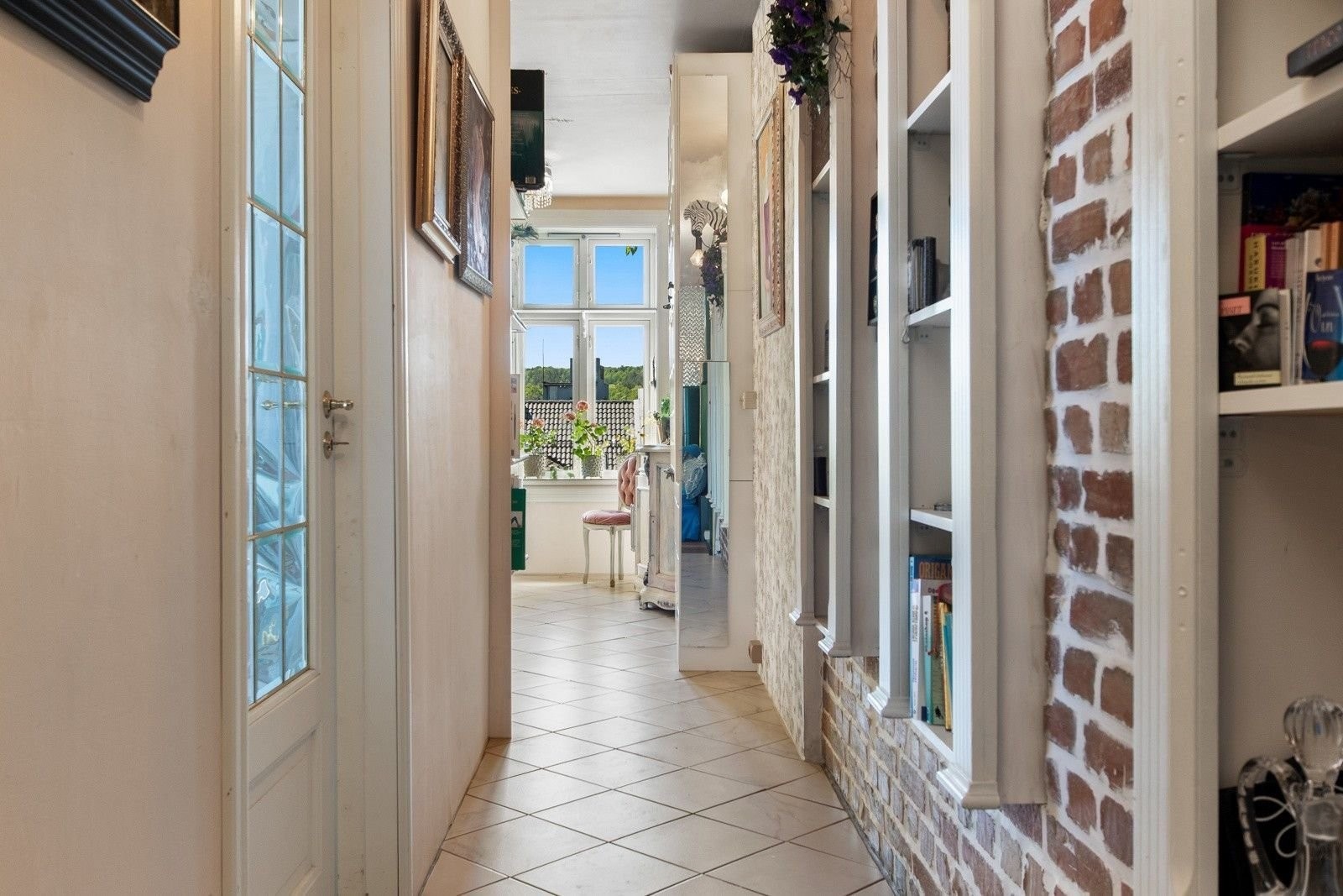 Gang: Det er lagt fliser på gulvet med varmekabler. Galleribilde