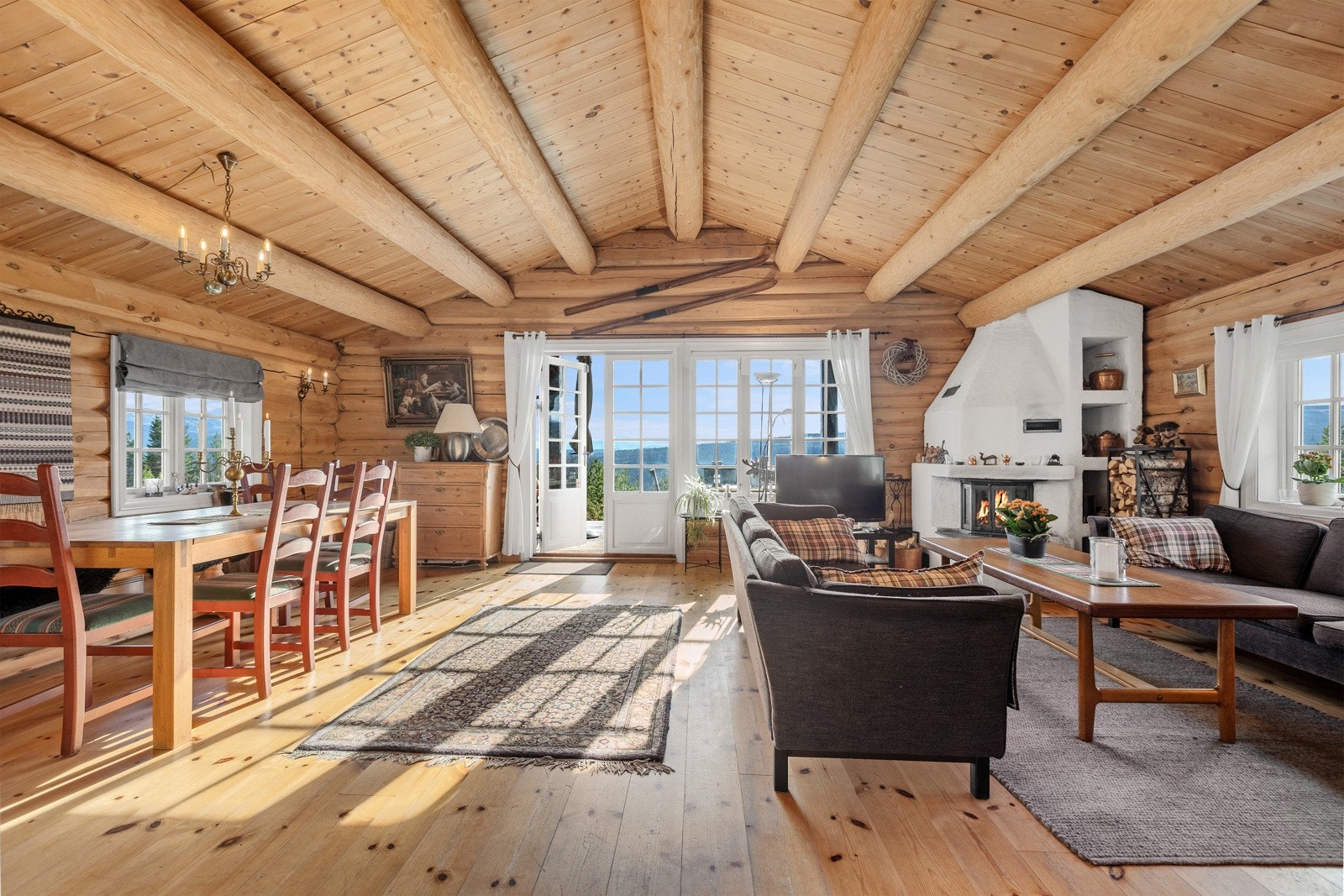 Stua og spisestua er av generøs størrelse, og med god takhøyde og store vinduer som sørger for rikelig med lysinnslipp, oppleves rommet som svært lyst og luftig. Galleribilde