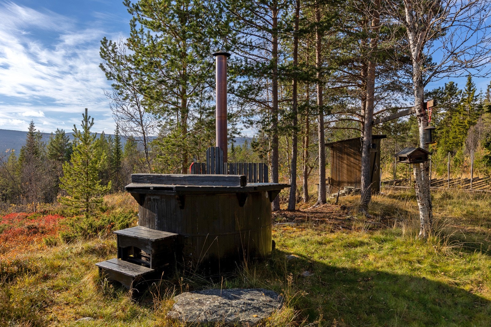På tunet finner du også en vedfyrt badestamp, som gir muligheter for avslappende kvelder under stjernehimmelen. Galleribilde