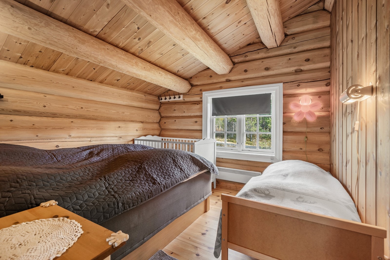 I andre etasje er det to soverom, begge av god størrelse med plass til både dobbeltseng og garderobeløsning. Galleribilde