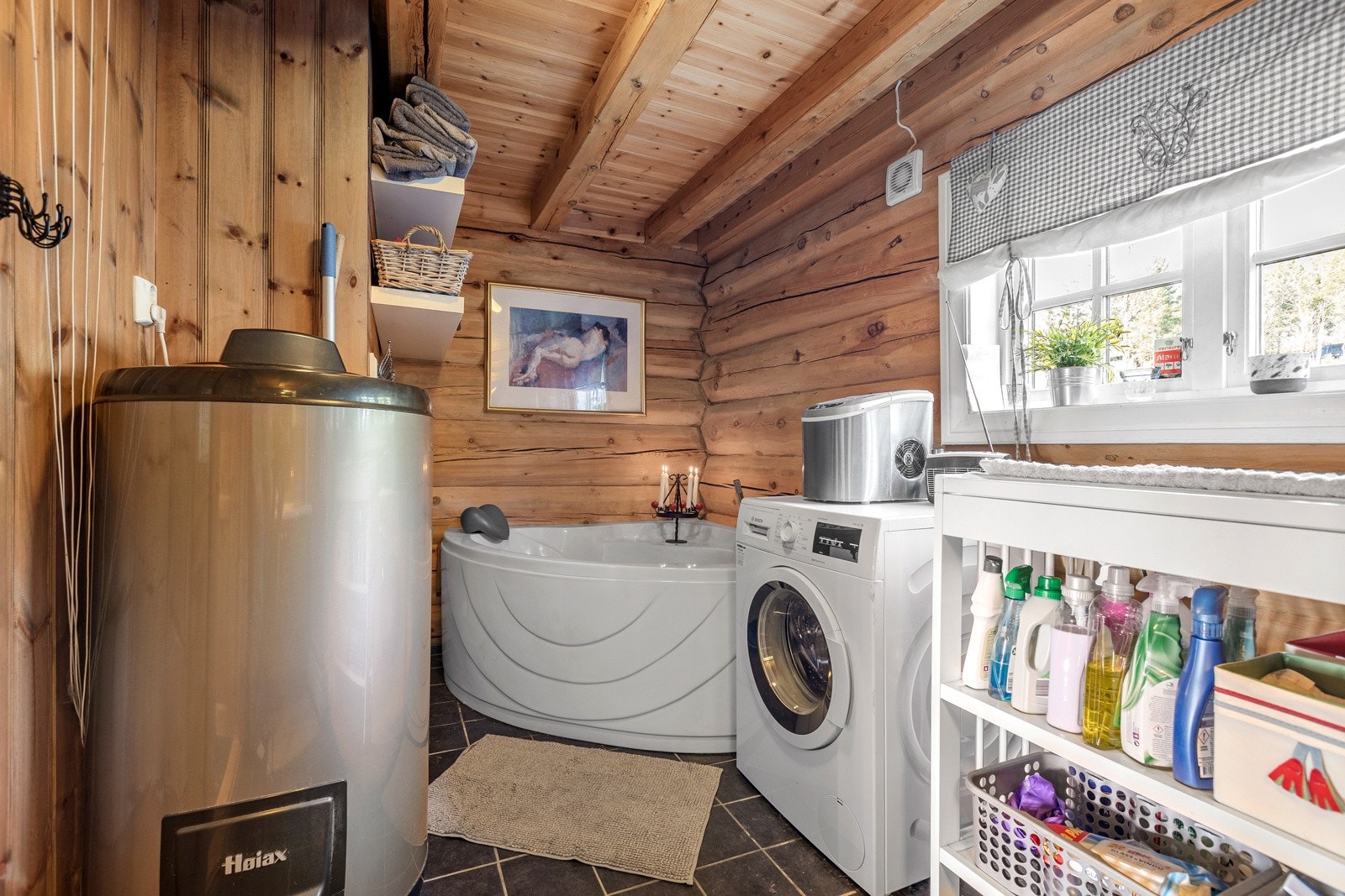 Badet er utstyrt med nedfelt servant, dusjkabinett, badekar og vaskemaskin, noe som gir deg gode muligheter for både avslapping og effektivitet i hverdagen. Galleribilde