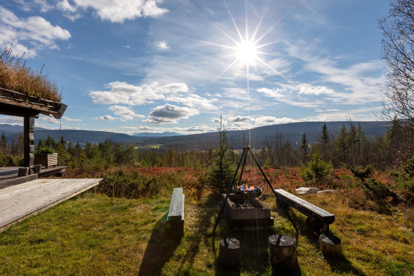 På tomten er den fine naturen ivaretatt, og med flere terrasser og balkonger, har du alltid en solfylt og lun uteplass tilgjengelig. Galleribilde