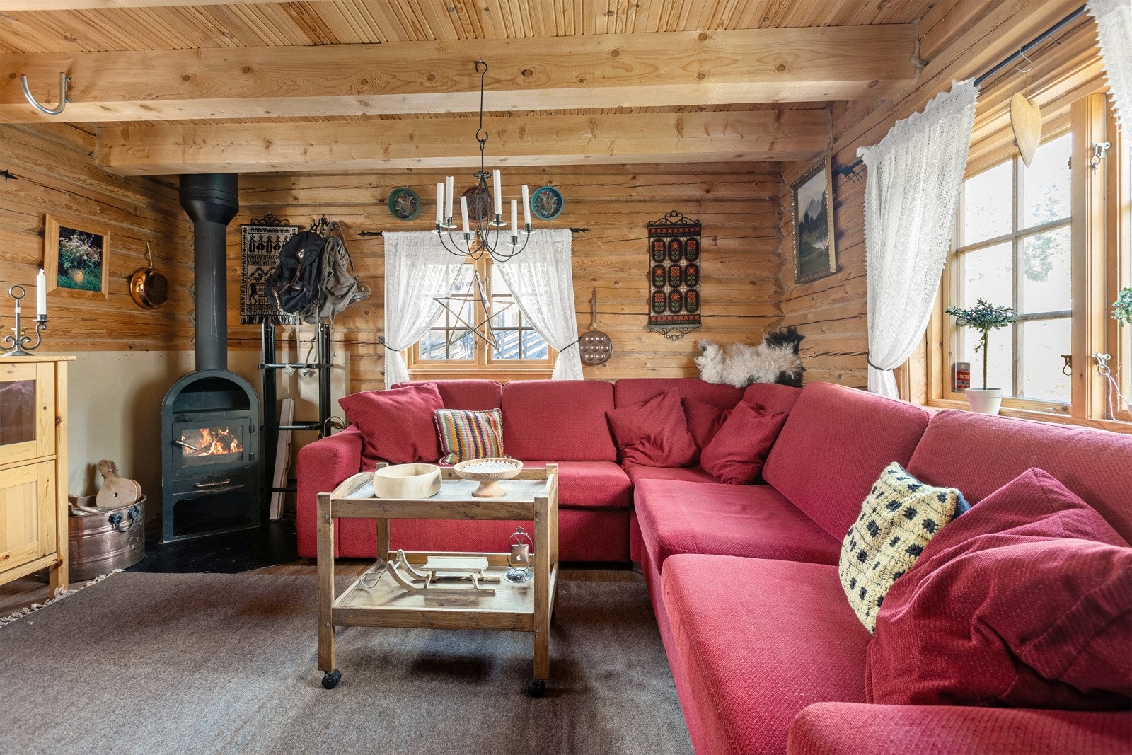 Annekset har en stue i første etasje og soveplasser på loftet. Galleribilde