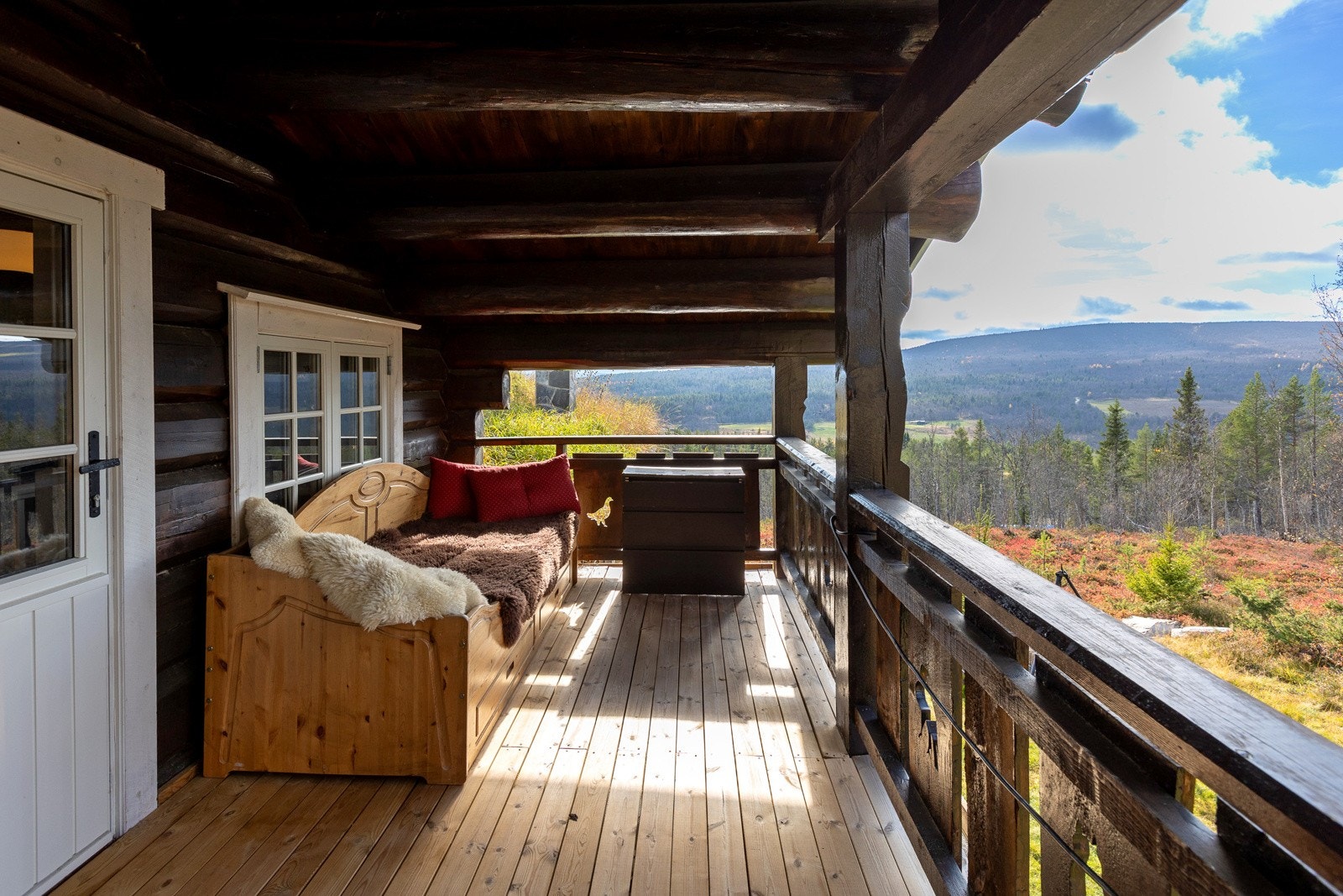 Fra stua i andre etasje er det utgang til en balkong på 11 kvm, med flott utsikt. Galleribilde