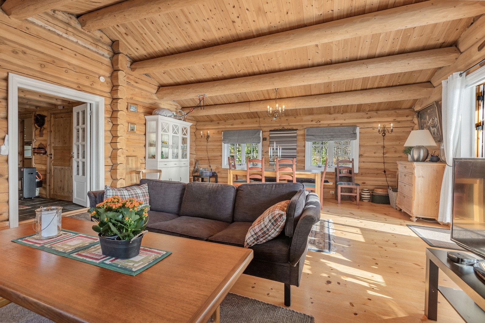 Tak og vegger består av tømmer og panel, og bidrar til en lun og hyggelig atmosfære. Galleribilde