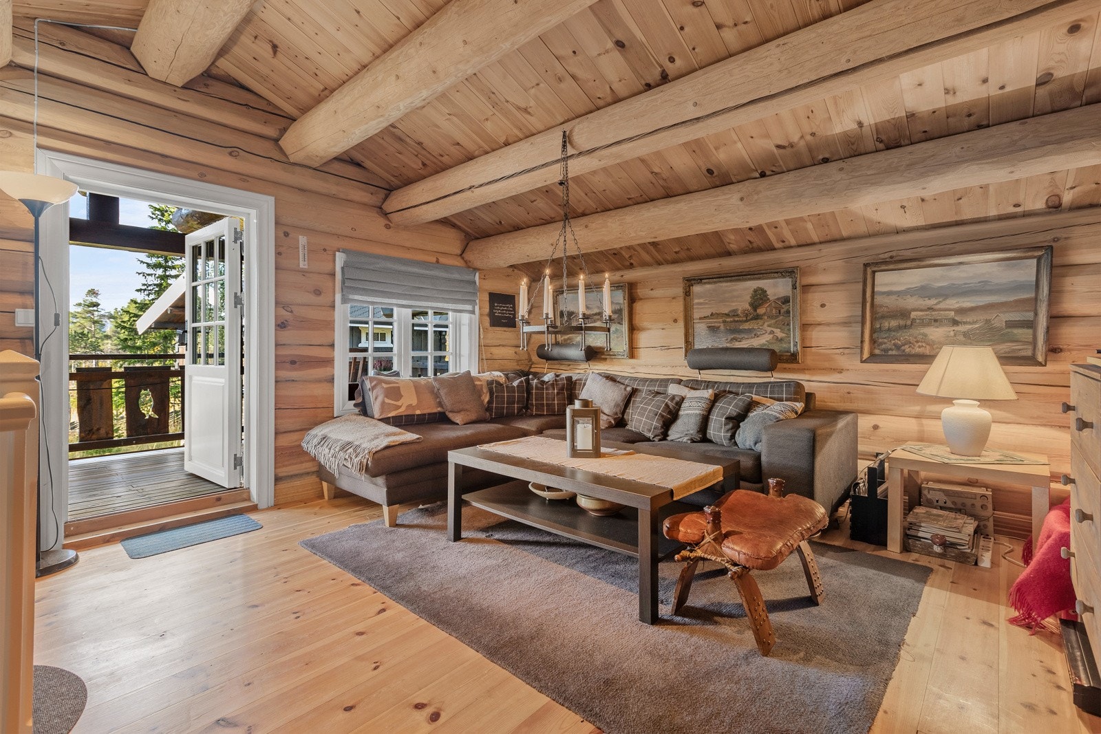 I hyttas andre etasje finner du en ekstra stue, som kan brukes som tv-stue, lekerom for de små eller lesestue - alt etter behov. Galleribilde