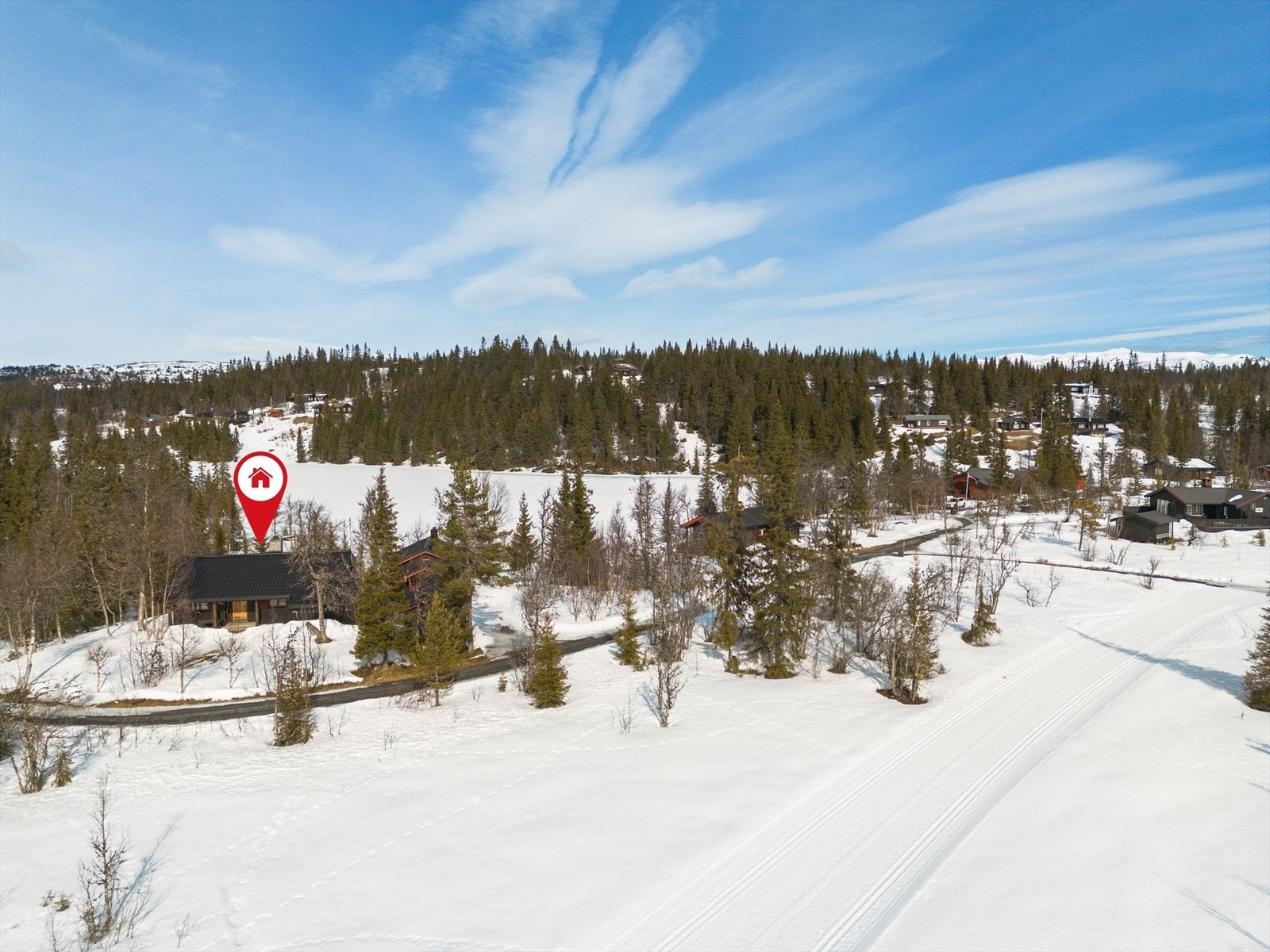 Vinterstid finner du oppkjørte skiløyper 100 m. fra hytteveggen, så her er det bare å spenne på seg skiene og gå rett inn i et fantastisk løypenett. Galleribilde