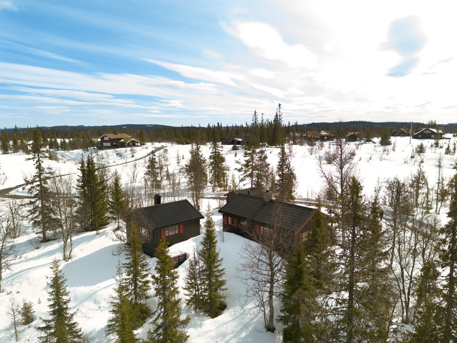 Dette koselige hyttetunet ligger solrikt og fint til med nydelig utsikt til Skåletjednet, ca. 890 moh. Galleribilde