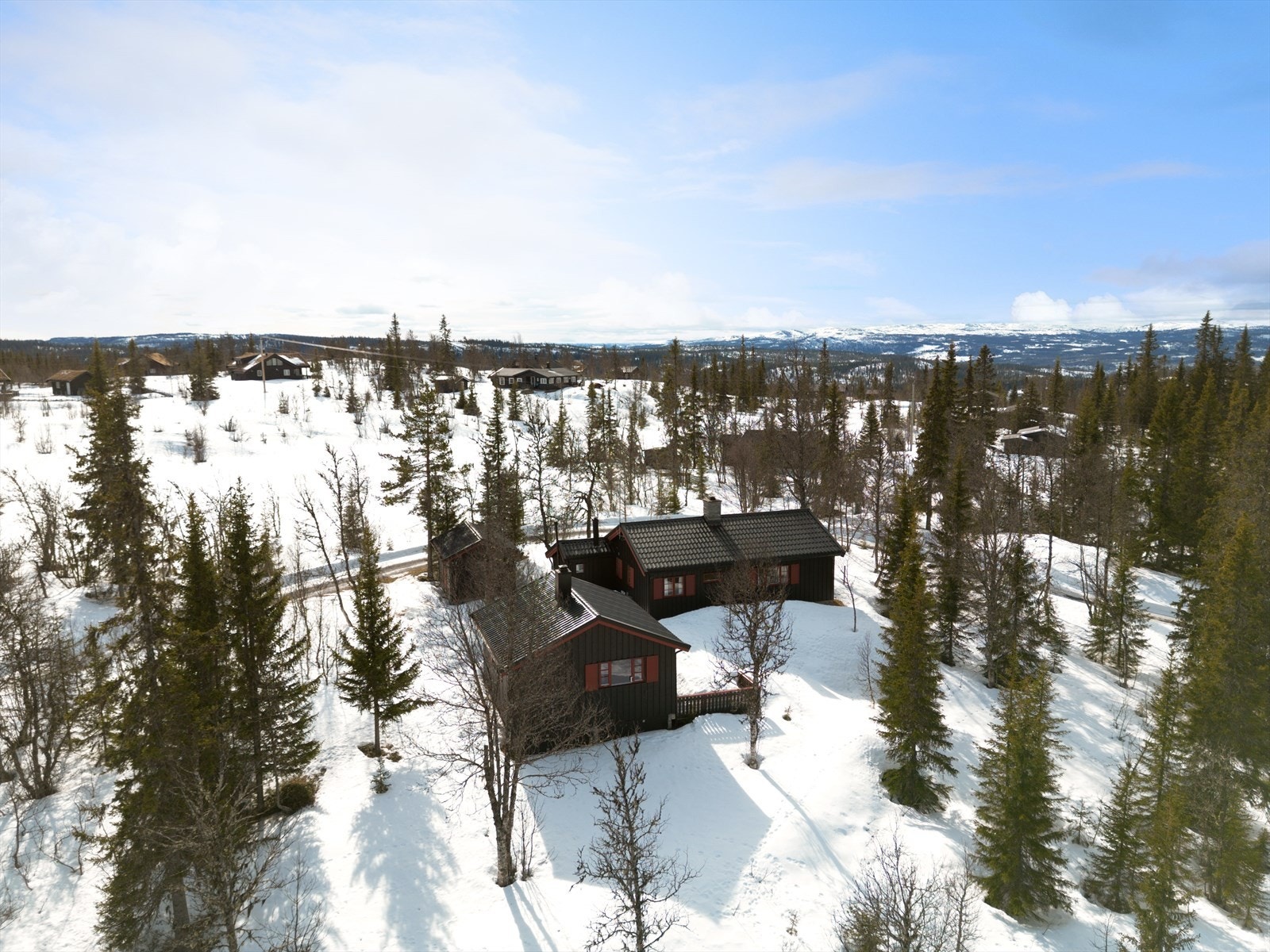 Eiendommen har gode solforhold,og med flere fine uteplasser er det enkelt " å flytte seg med solen". Galleribilde