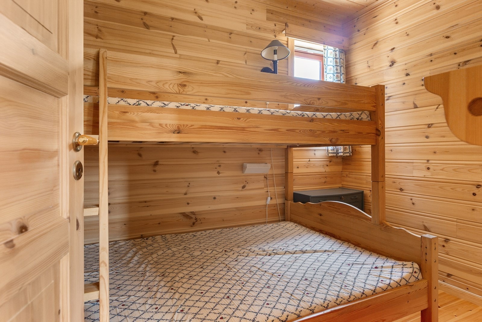 Annekset har to gode soverom, begge med praktisk familiekøye. Soverom 1. Galleribilde