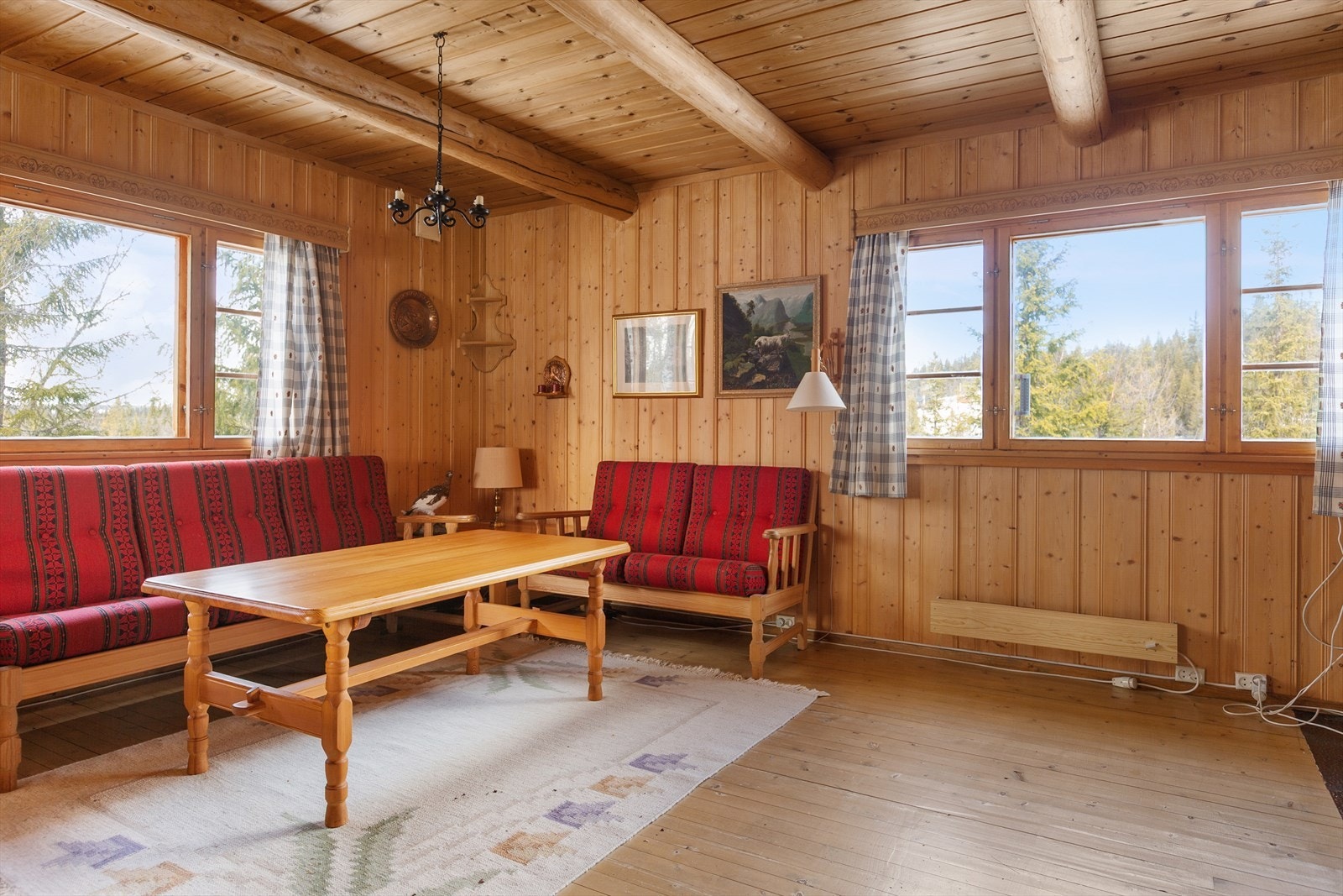 Stuedelen har mange vinduer som slipper inn mye lys og gir deg godt utsyn til naturen utenfor. Galleribilde