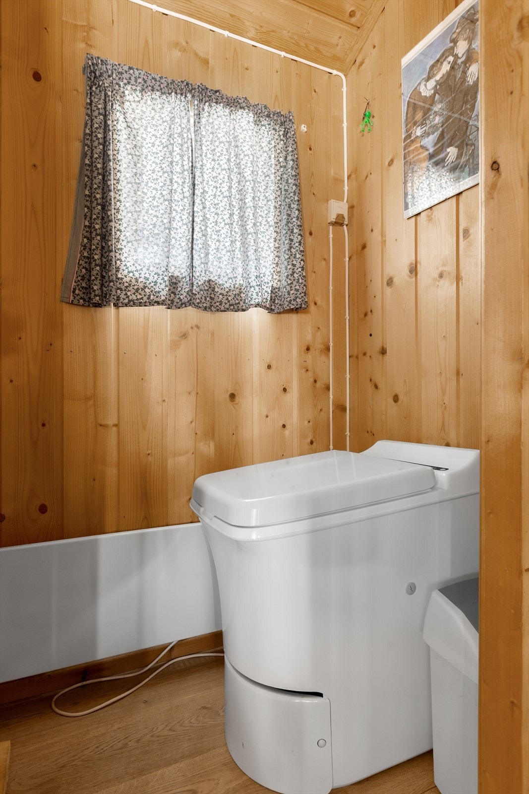 Fra inngangspartiet er det dør inn til toalettrom og bod. Toalettrommet har gulv med laminat og Cinderella biotoalett. Galleribilde