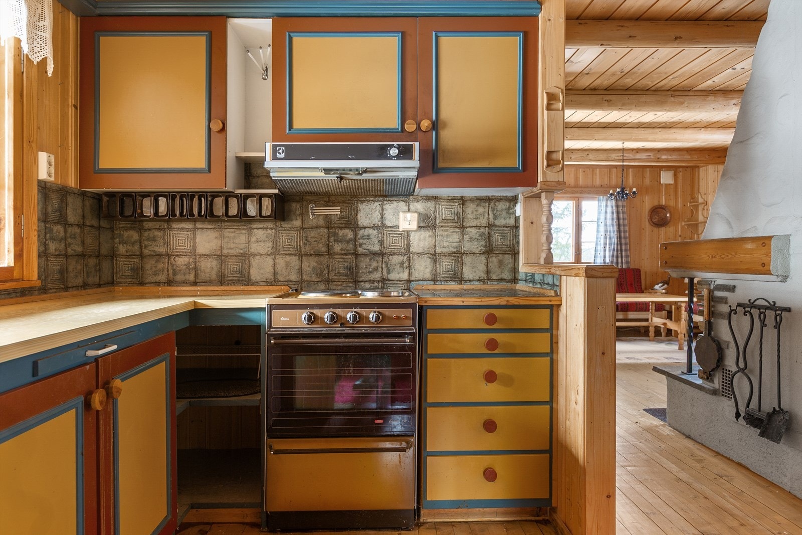 Det er belegg mellom benk/overskap, og fliser på benk på ene siden ved komfyren. Galleribilde