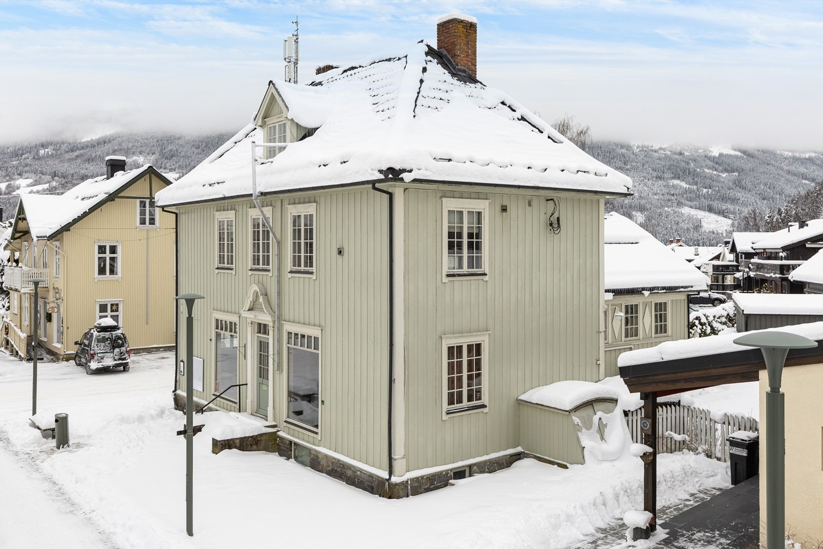 Kombinasjonsbygg med butikklokale i første etasje og to leiligheter i etasjene over. Galleribilde