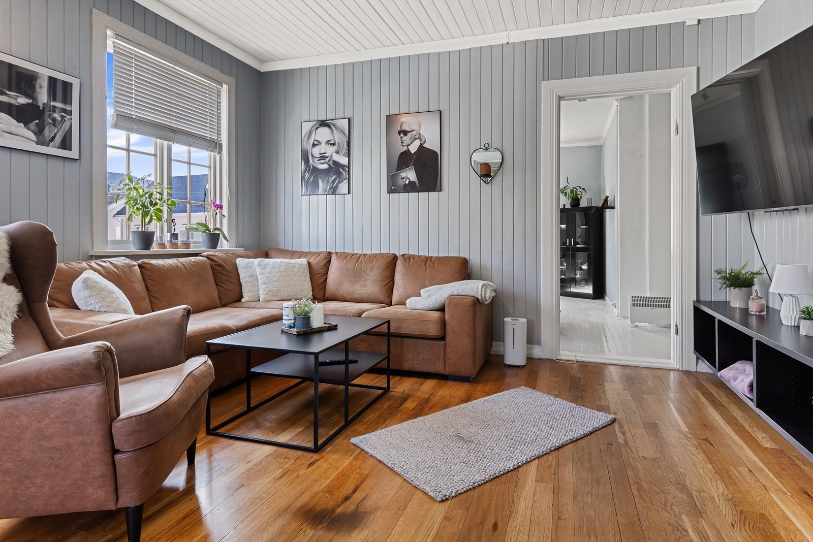 I leiligheten er det lyse farger på vegger og i himling. Galleribilde