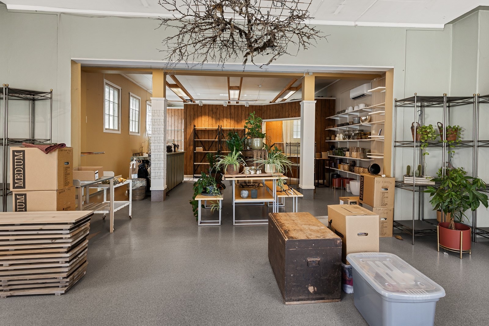 De mange vinduene rundt omkring i lokalet bidrar rikelig med naturlig lys. Galleribilde