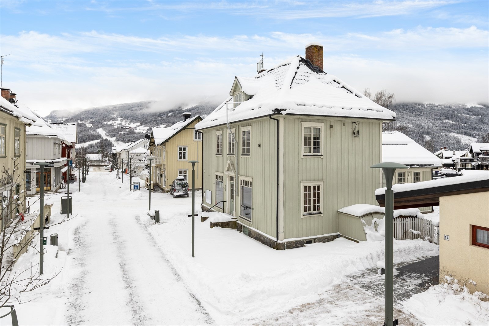 Eiendommen ligger midt i gågata på Ringebu. Galleribilde