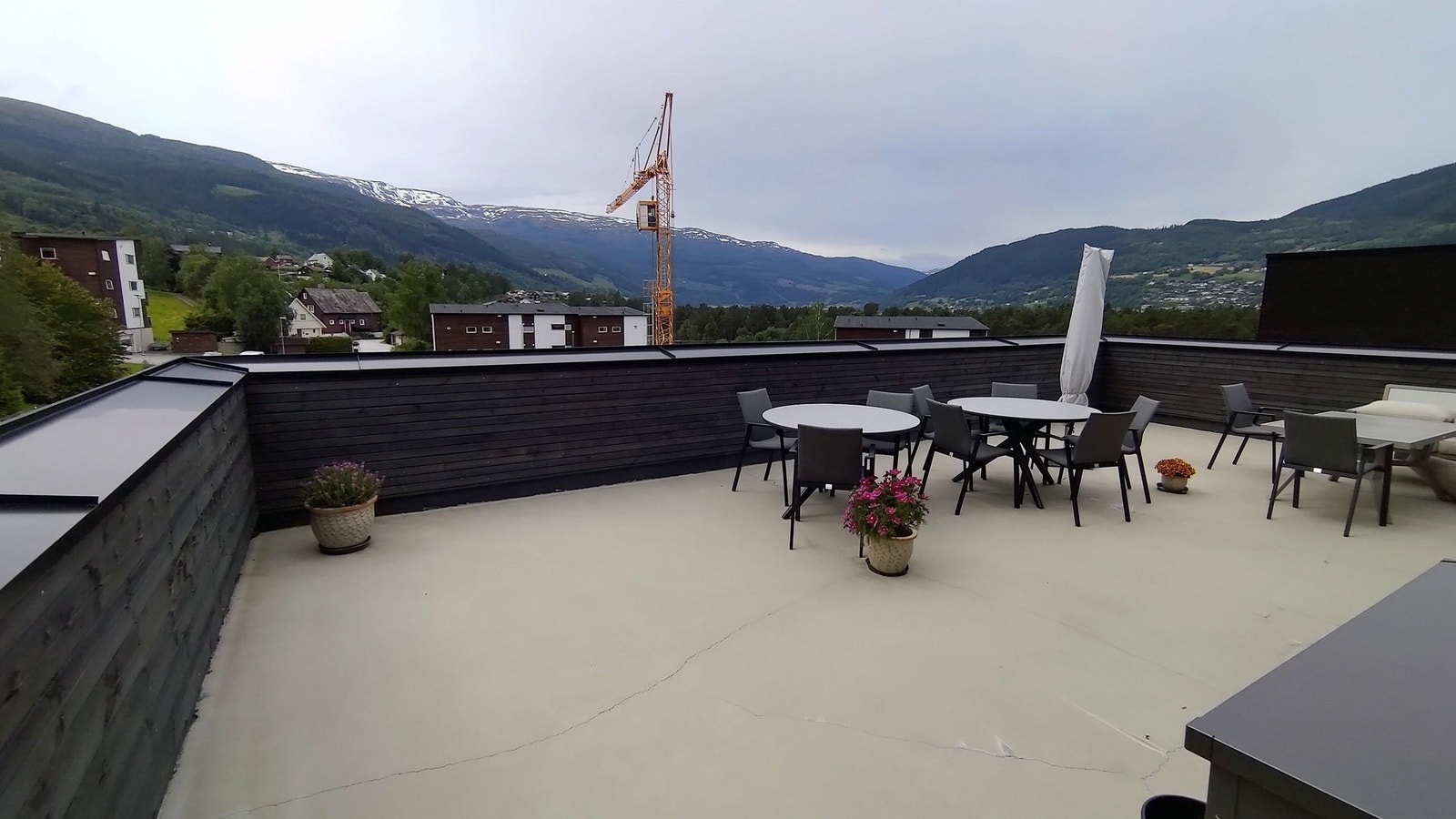 Takterasse med sol fra tidlig til langt på kveld om sommeren. Galleribilde