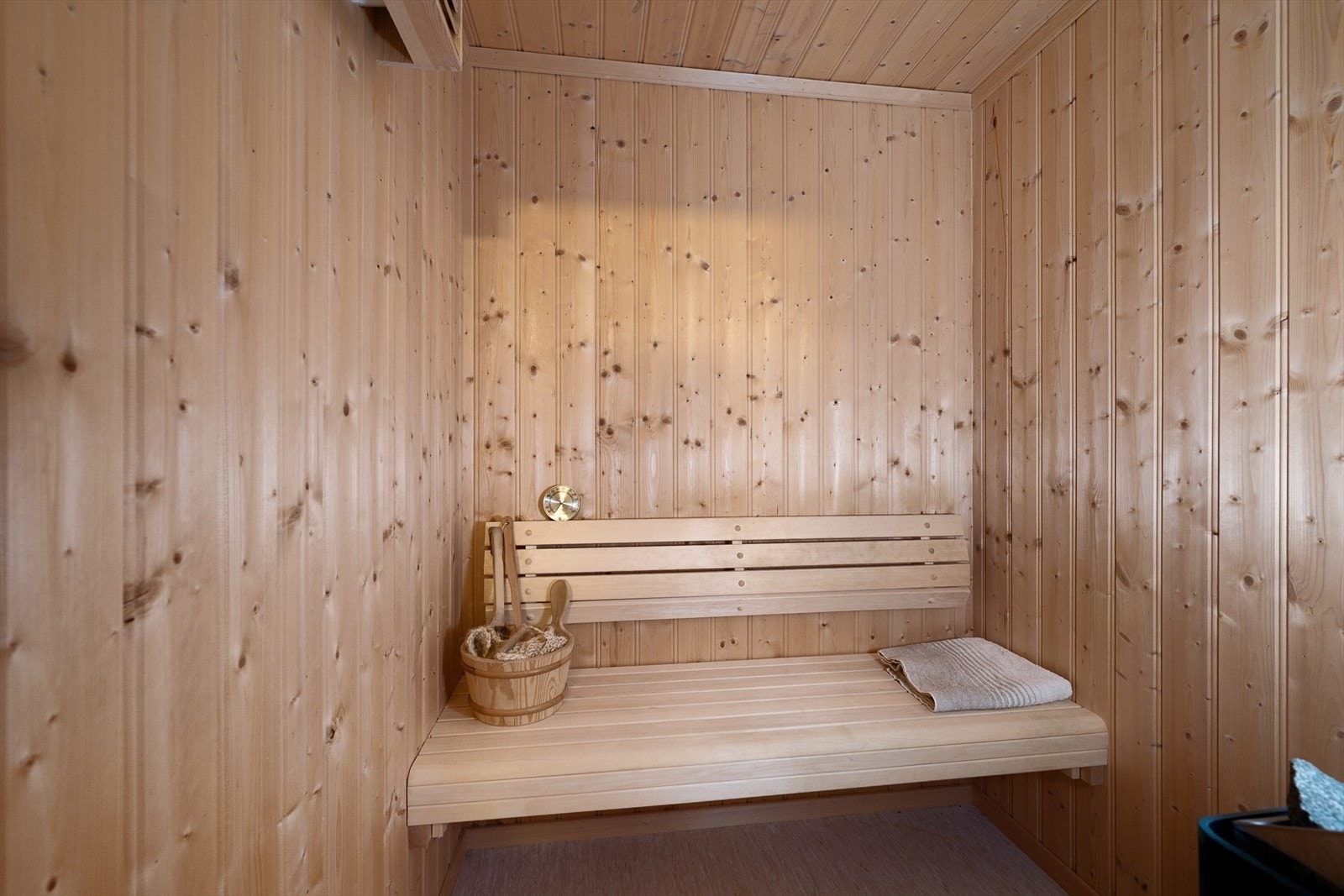 Badstue med trebenk har direkte adkomst fra badet. Galleribilde