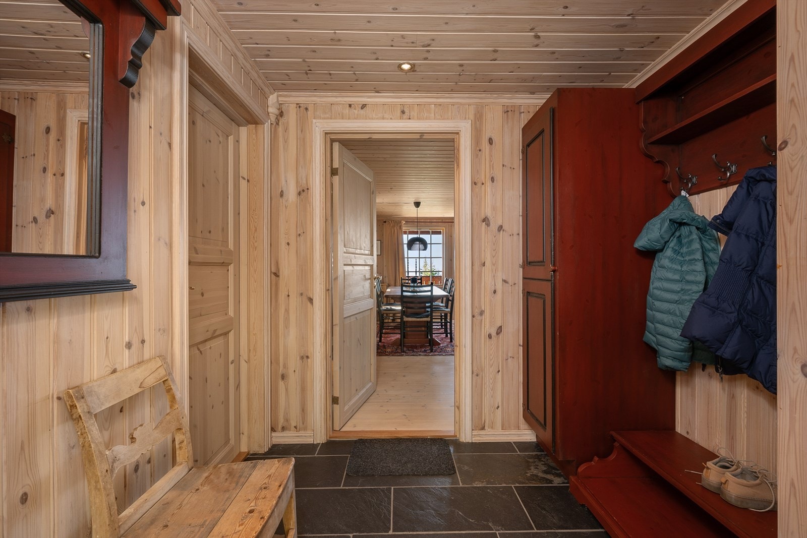 Gangen er innredet med plassbygd skap og oppheng. Galleribilde