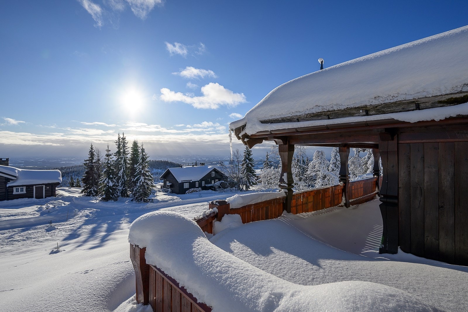 Fint å slappe av i solveggen etter en dag på tur! Tradisjonell stil på nytta med stavlaft konstruksjon og torvtak. Galleribilde