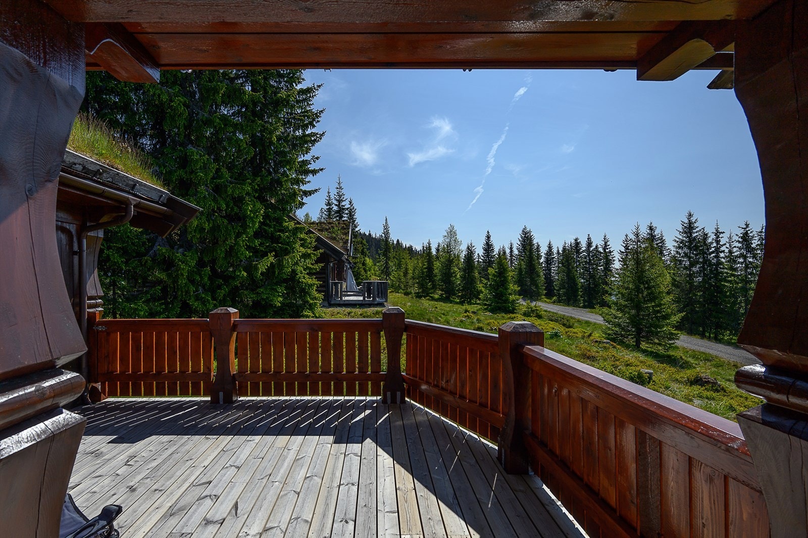 Det er fine solforhold på hytta.Tomta ligger i delvis skrånende terreng med natrutomt og gruset adkomst. Galleribilde