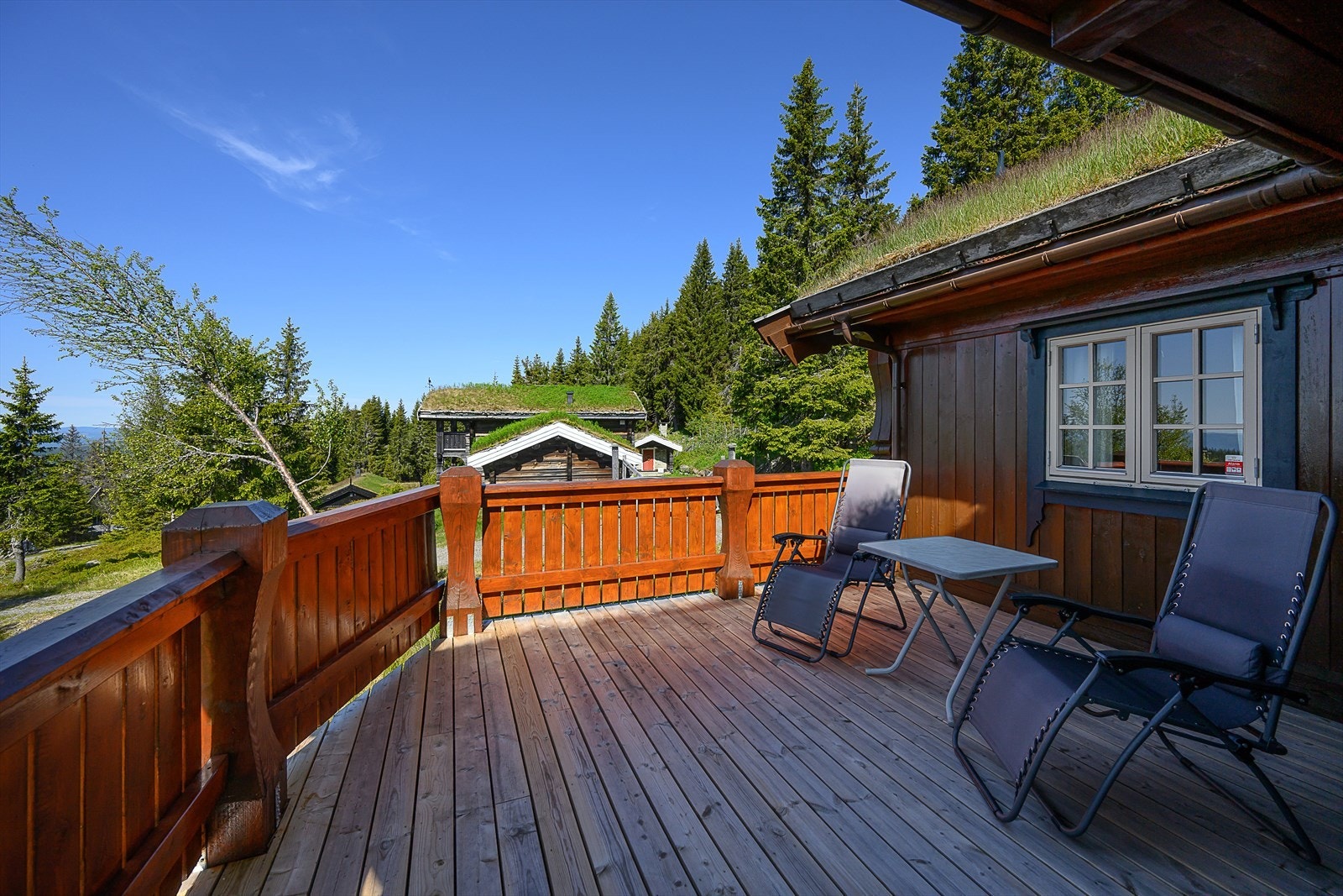 Terrassen har fått nytt rekkverk og gulv i nyere tid. Galleribilde