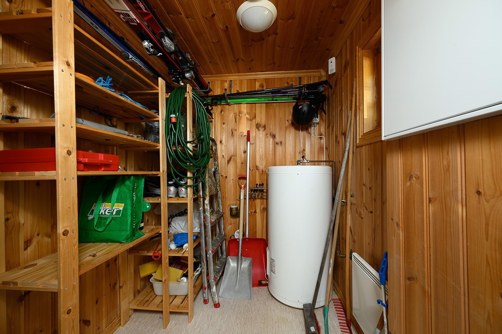 Praktisk bod med gode oppbevaringsmuligheter. Galleribilde