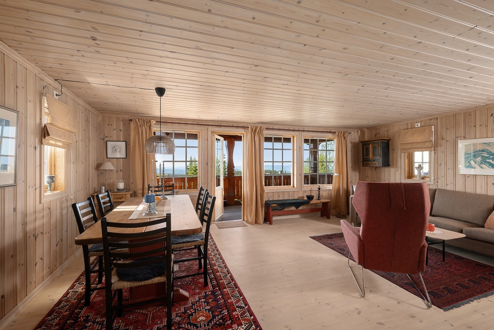 Hyggelig, lyst og innbydende oppholdsrom i hytta. Galleribilde