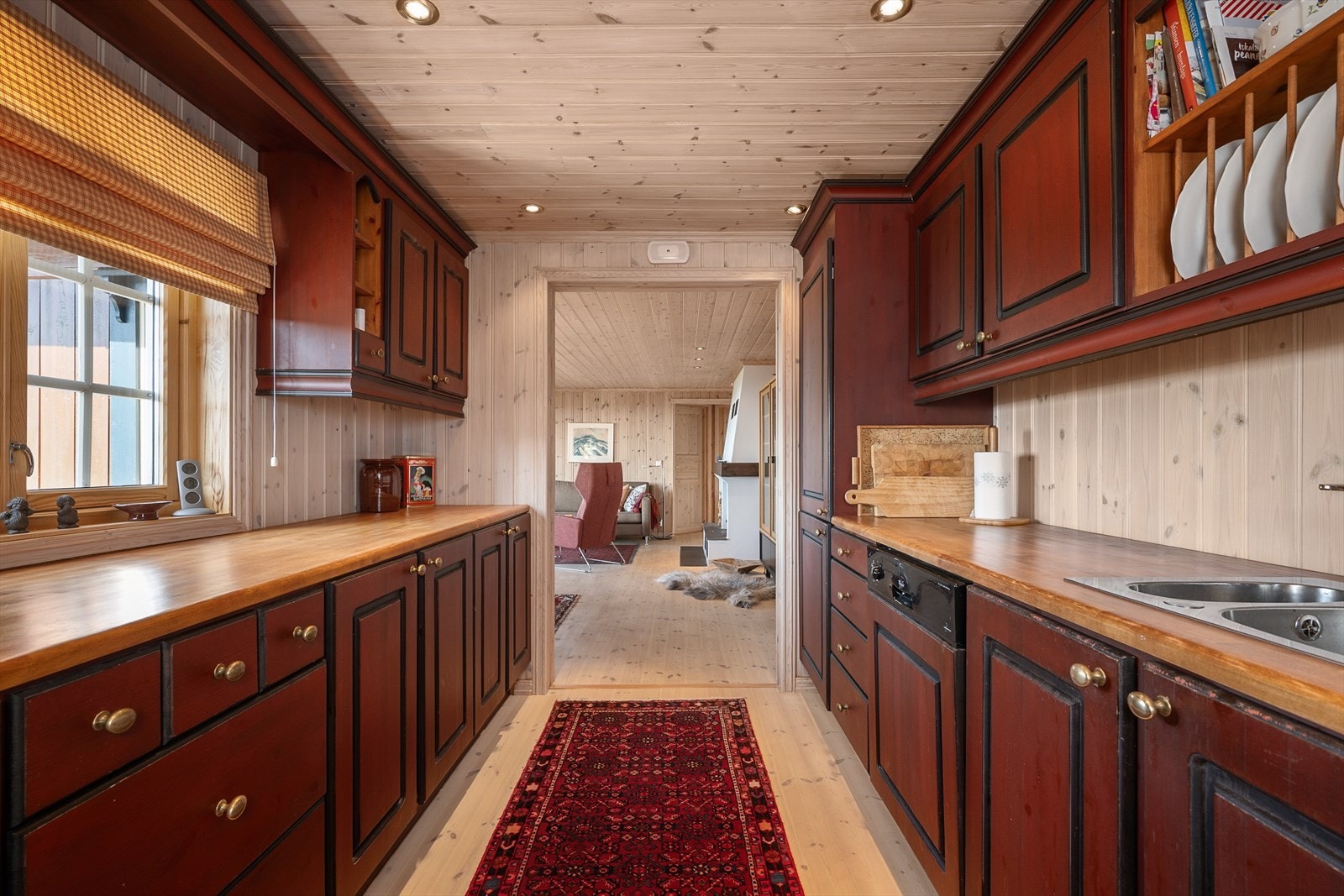 Det kommer fint lys inn på kjøkkenet gjennom vinduet over benken. Åpent ut mot stue/spisestue. Galleribilde