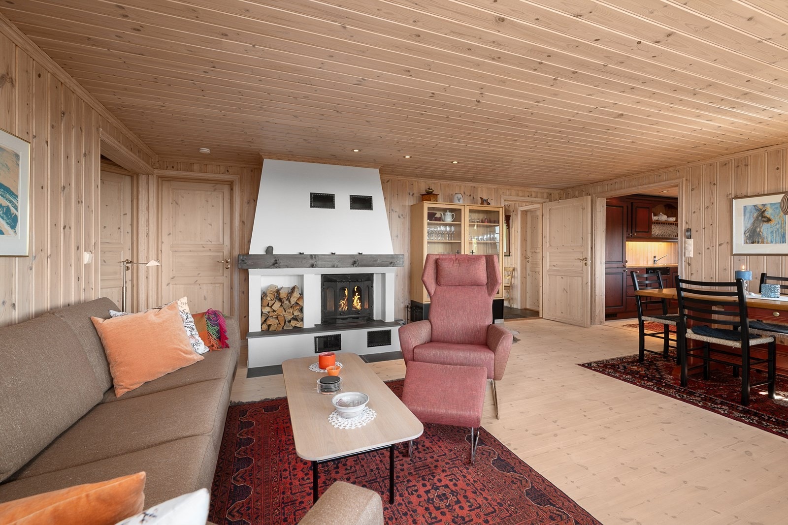 På hytta er det varme i alle gulv unntatt på soverommene. Galleribilde