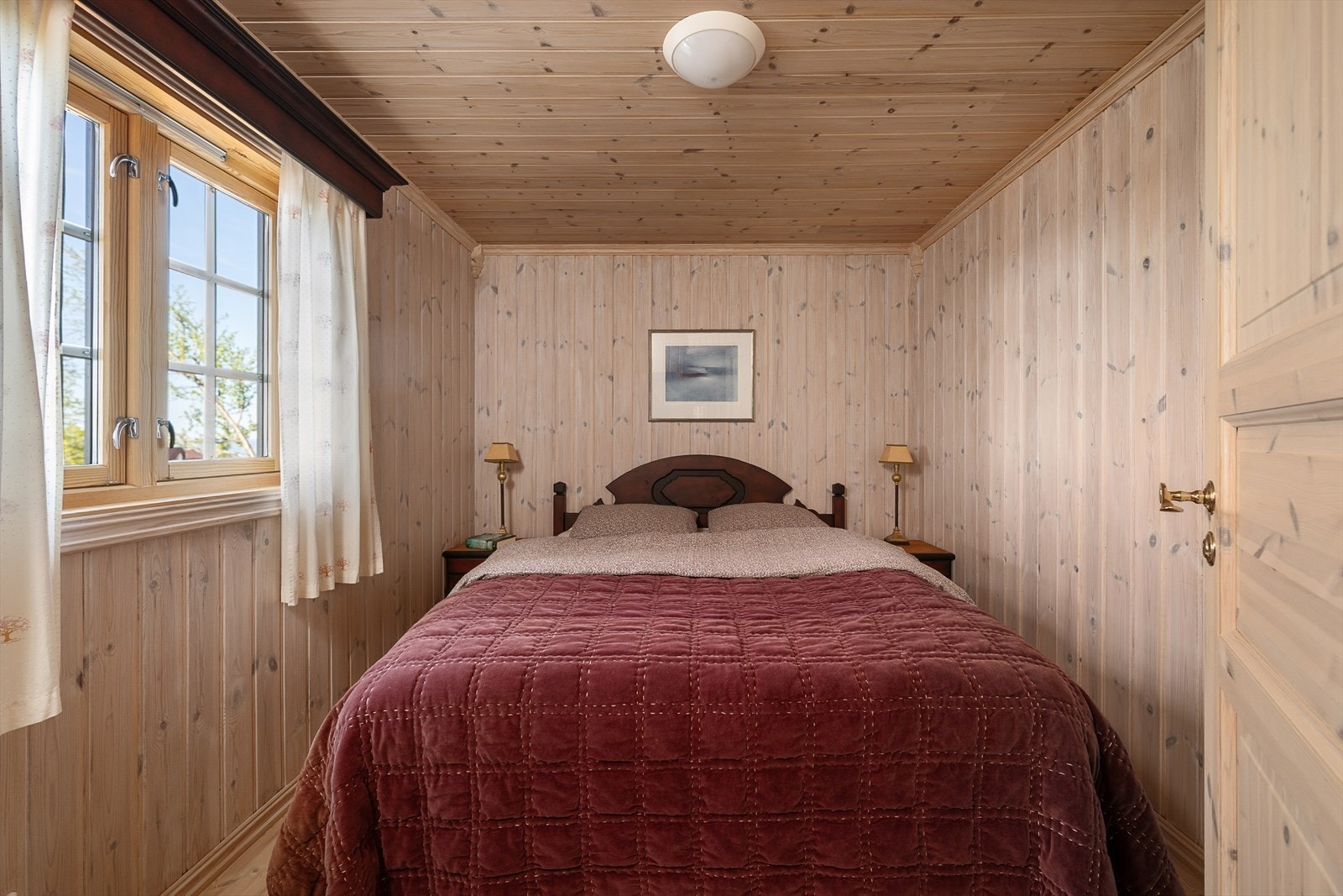 Soverom 1 innredet med dobbeltseng. Galleribilde