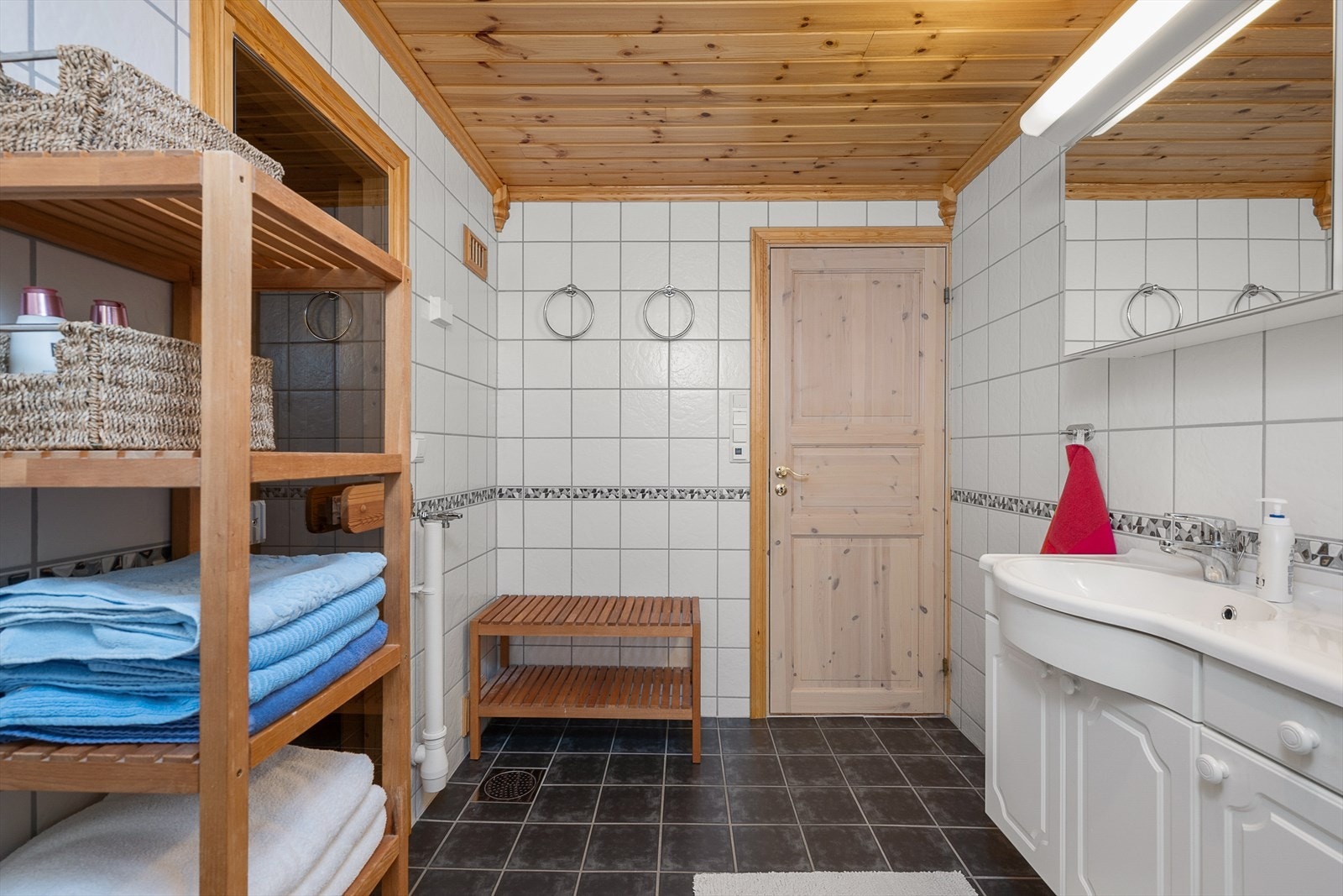 Det er opplegg for vaskemaskin på badet. Romslig innredning har god oppbevaringsplass. Galleribilde