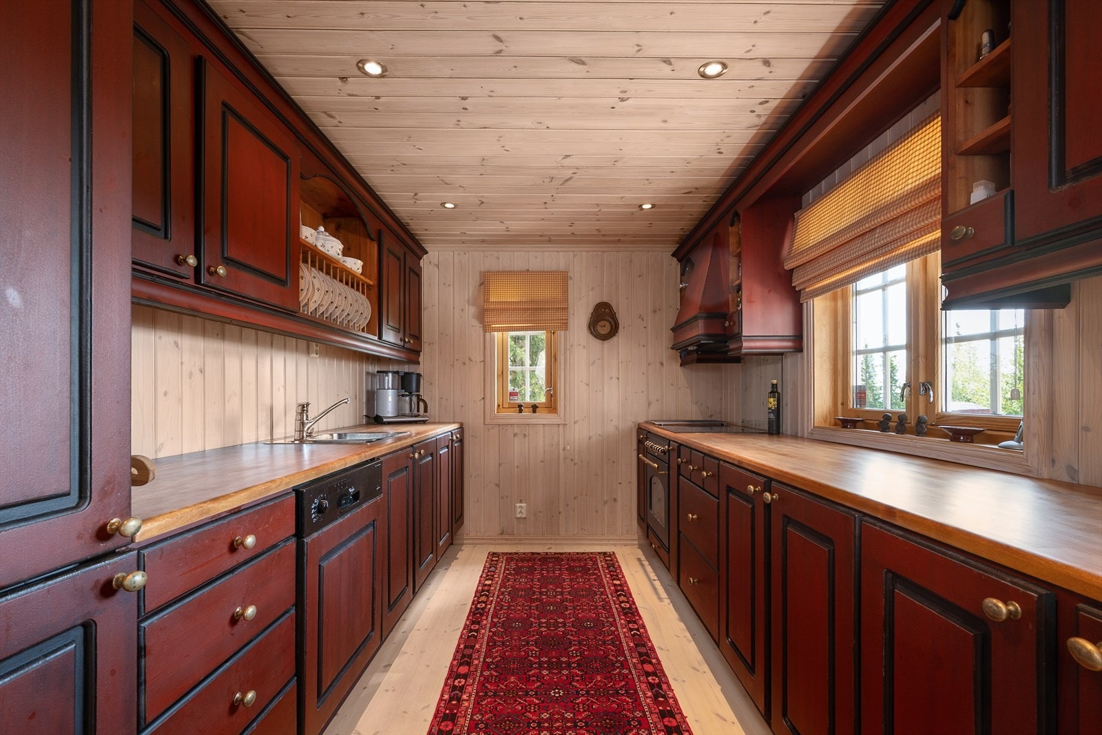 Kjøkkenet er fra Dokka Bondemøbler og er både solid og praktisk. Heltre utførelse med malte fronter. Galleribilde