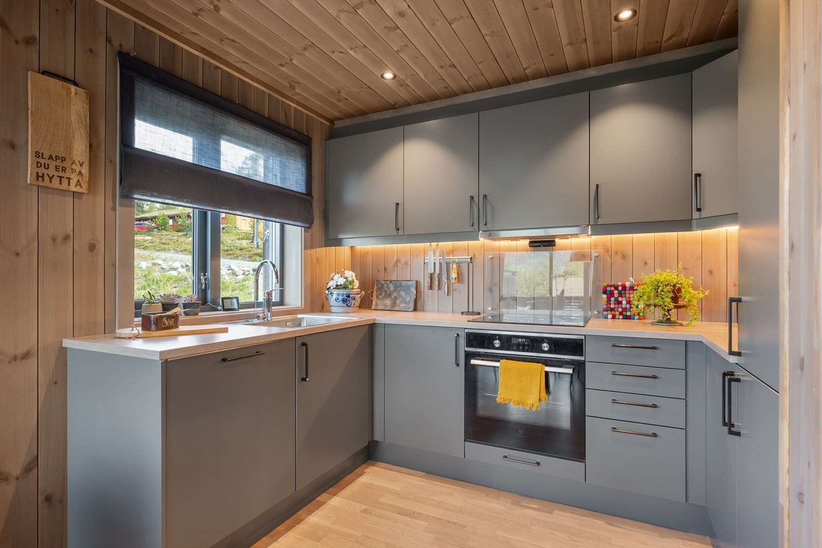 Kjøkkenet har tidsriktig innredning og benkeplate i laminat. Galleribilde