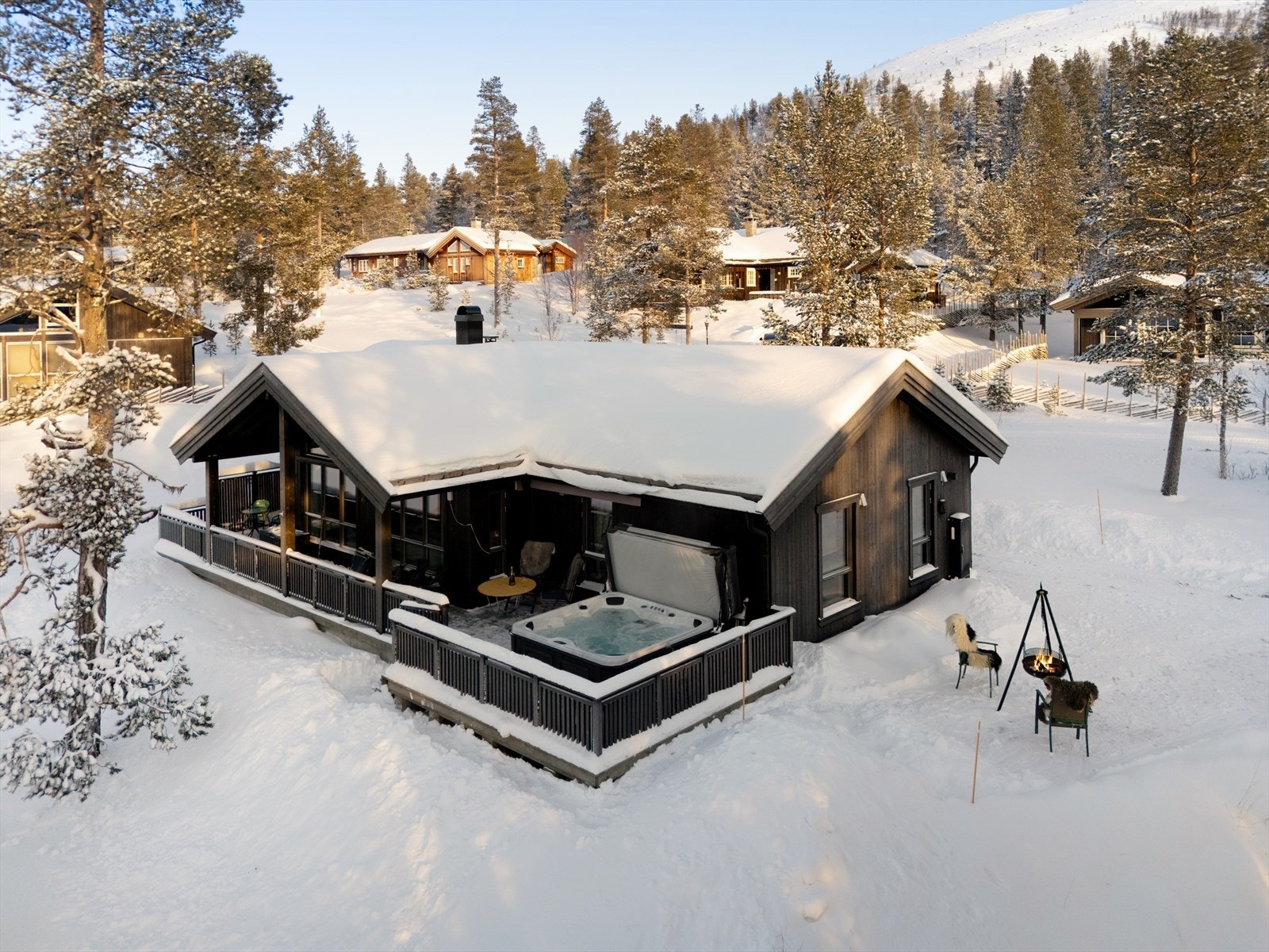 Gruslagt innkjøring og gårdsplass, og parkering på egen tomt. Alpinbakke ligger kun 3 minutter unna, og langrennsløype går ca. 50 meter fra hytta Galleribilde