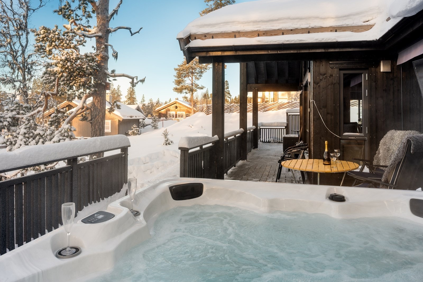 Deler av terrassen har terrassemarkise. Galleribilde