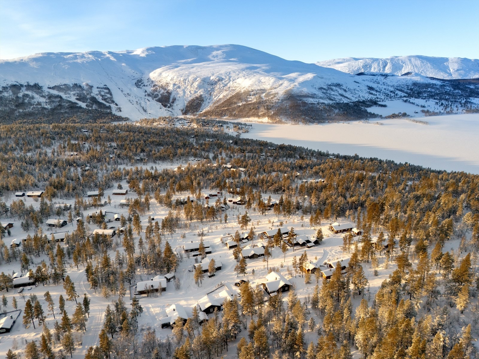 Destinasjoner som Besseggen, Galdhøpiggen, Vågå, Lom og Brimiland er også i nærheten. Galleribilde