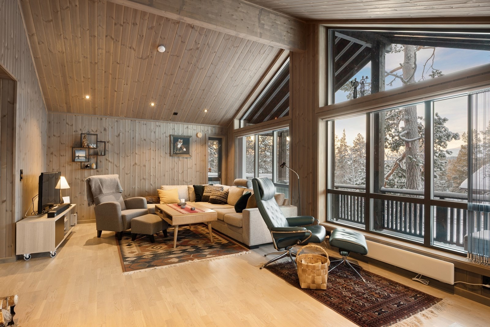 Videre inn ligger stue i dels åpen løsning. Galleribilde