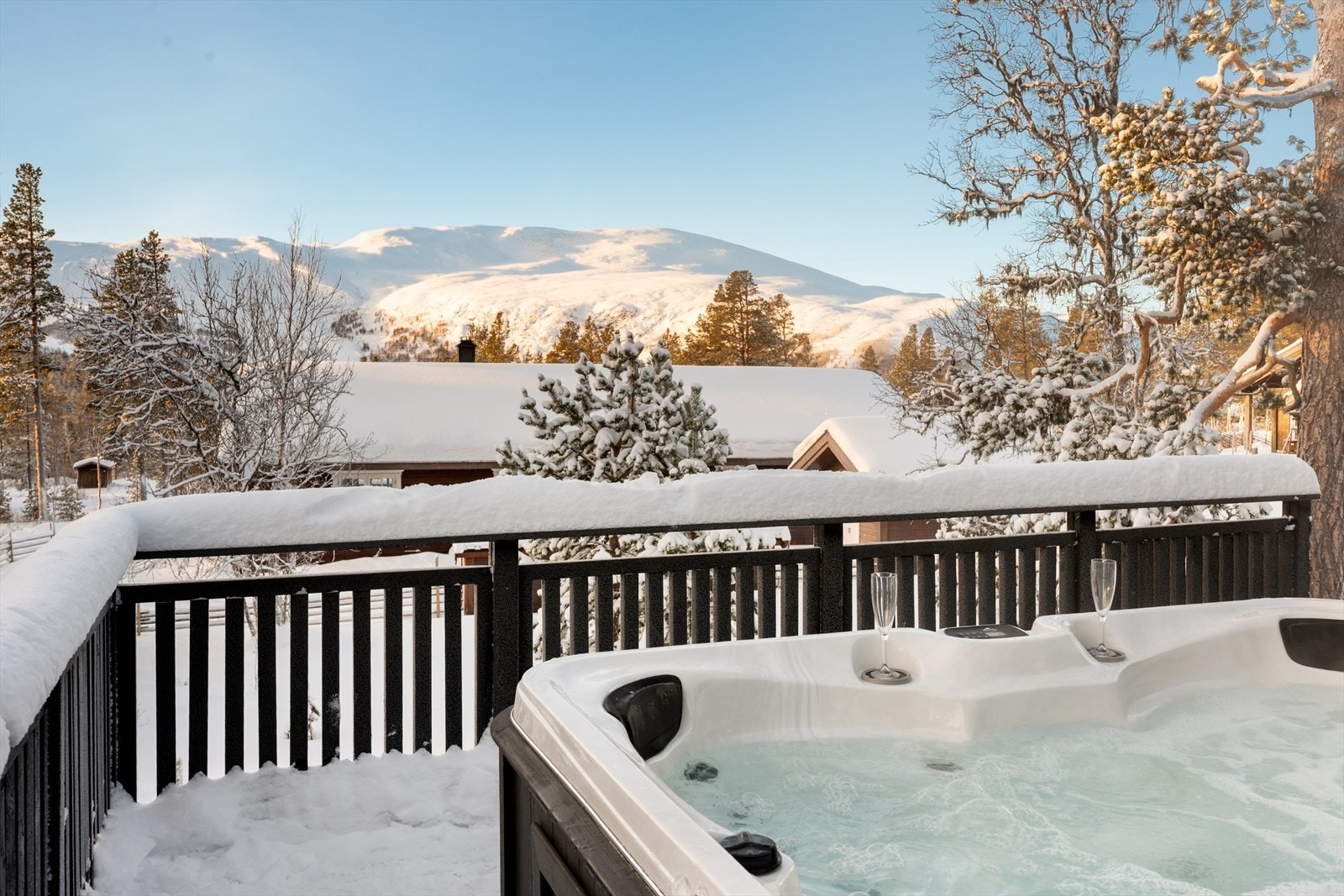 Jacuzzi følger med salget. Galleribilde