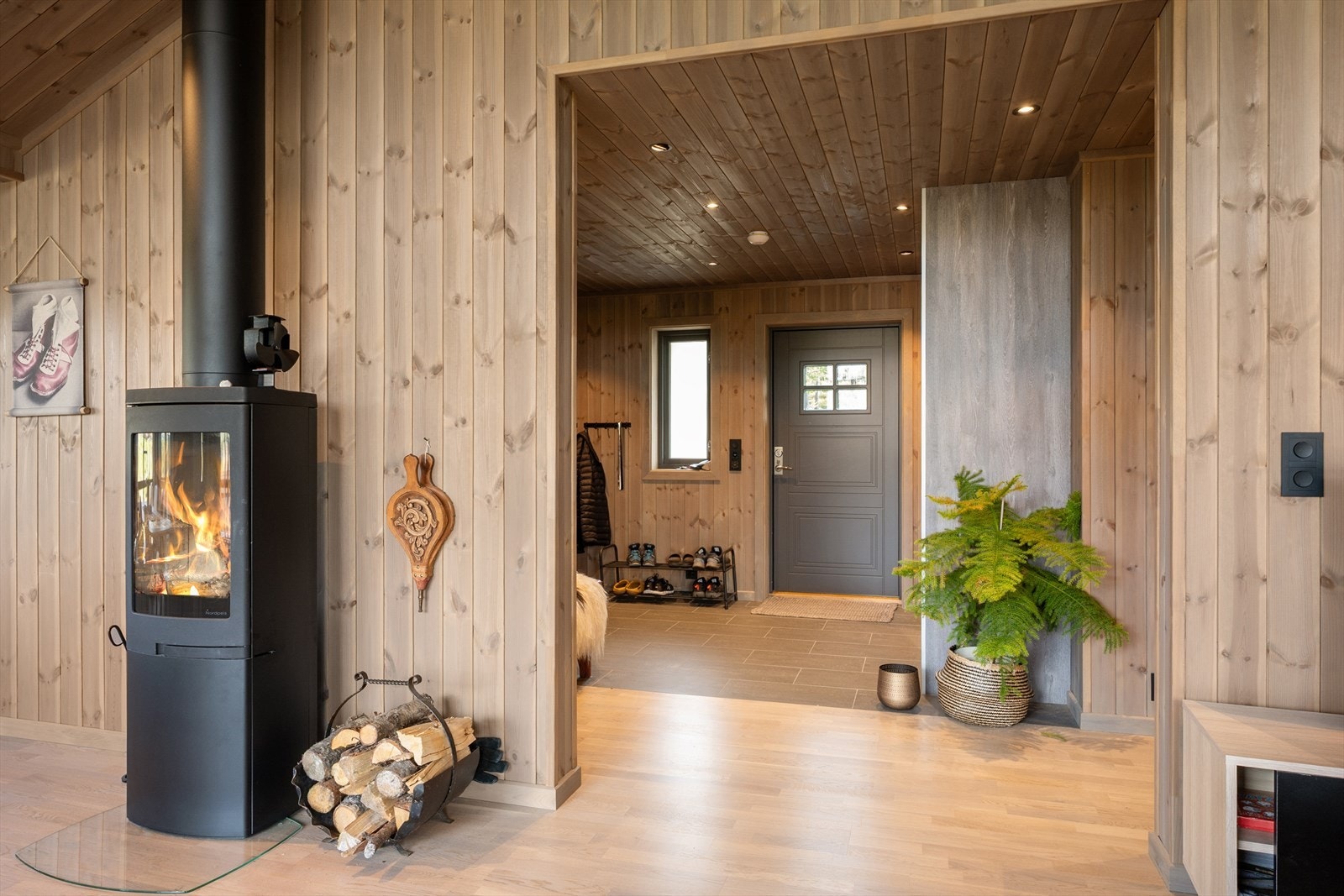 Entréen og gangen er lun og innbydende og det er god plass til klær og sko. Galleribilde