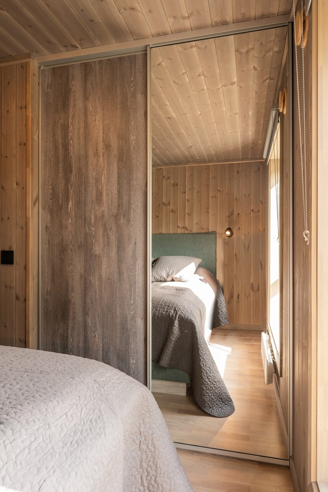 To av soverommene har oppbevaringsplass i skyvedørsgarderobe. Galleribilde