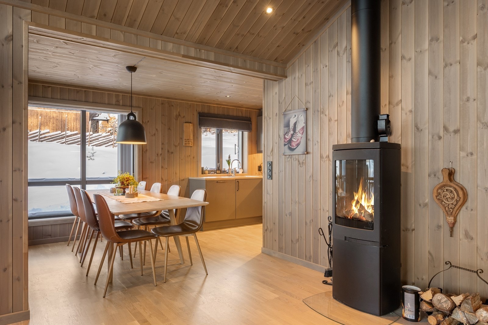 En hyggelig spisestue er plassert i tilknytning til kjøkkenet. Galleribilde